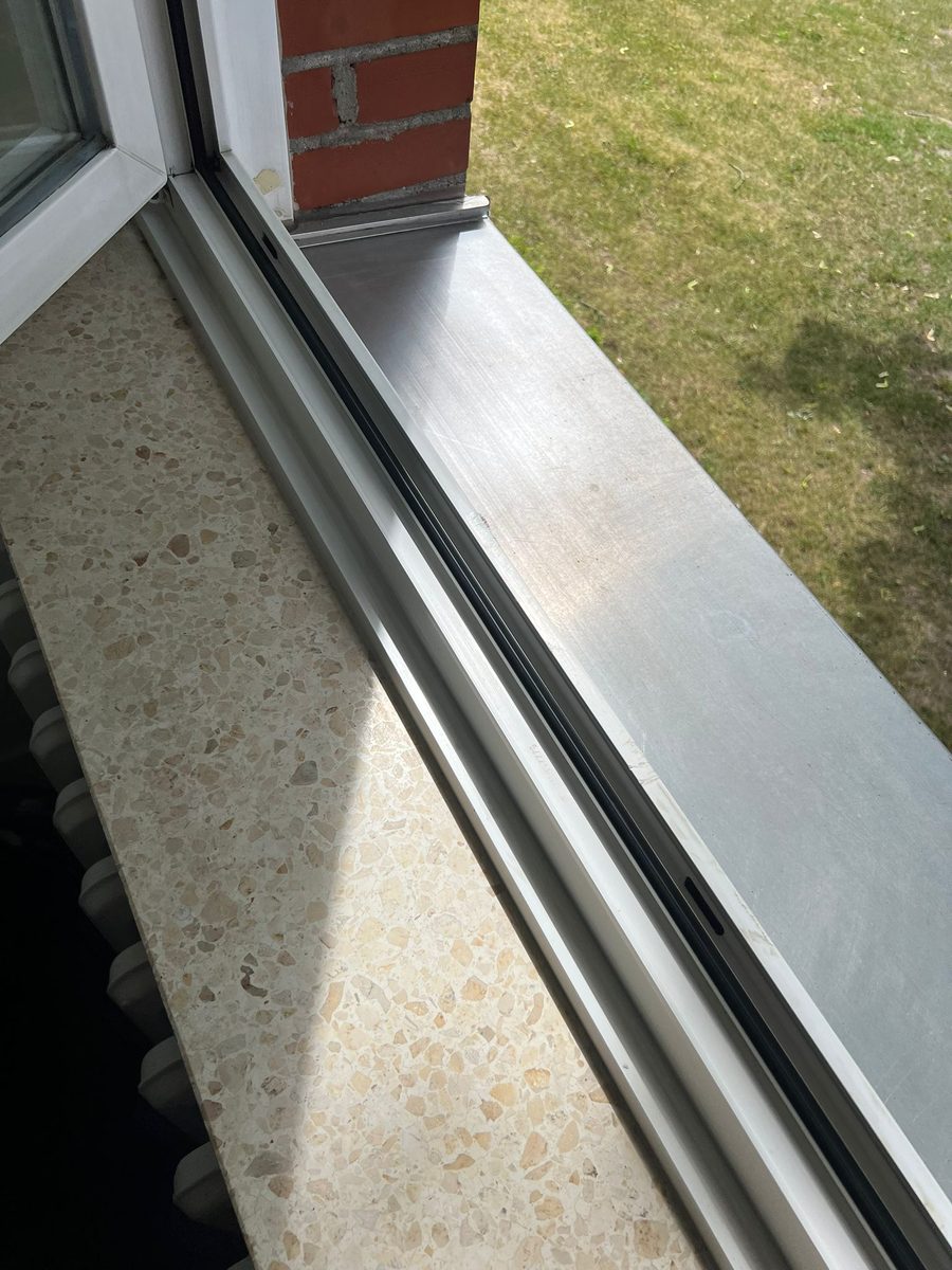 Sauberer Fensterfalz und Fensterbank nach der gründlichen Reinigung durch ReinKraft