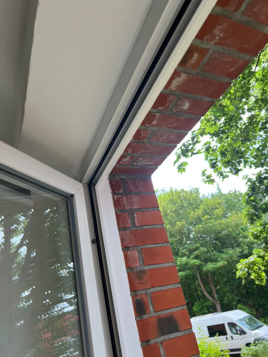 Derselbe Fensterrahmen sauber und schimmelfrei nach der Fensterreinigung durch ReinKraft